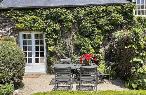 Mont-Dol Apartment | Manoir de la Bégaudière : Gîte Chateaubriand
