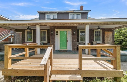 Willoughby Spit Cottage | Manor and Mutts #2 (3-Bedroom Cottage) - Pets Allowed by RedAwning