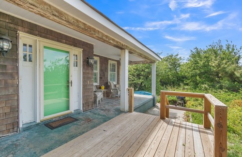 Willoughby Spit Cottage | Manor and Mutts #2 (3-Bedroom Cottage) - Pets Allowed by RedAwning
