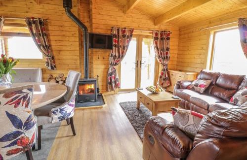 Bettws Cedewain House | Manor Farm Lodges - Red Kite Lodge