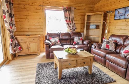 Bettws Cedewain House | Manor Farm Lodges - Red Kite Lodge