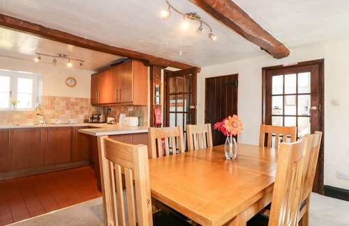 North Luffenham Cottage | MANOR VIEW, pet friendly, with a garden in Edith Weston
