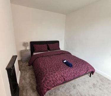 Pleasley Apartment | Mansfield 30 x DM for Weekly or Monthly Deals x Sleeps 10, Free Parking x Wifi