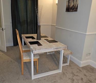 Pleasley Apartment | Mansfield 30 x DM for Weekly or Monthly Deals x Sleeps 10, Free Parking x Wifi