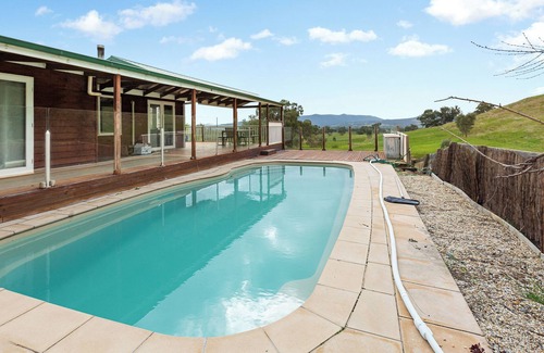 Mansfield House | Mansfield Hideaway - Amazing Hillside Retreat