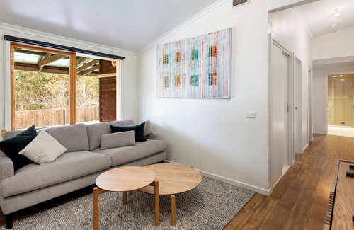 Mansfield House | Mansfield Hideaway - Amazing Hillside Retreat