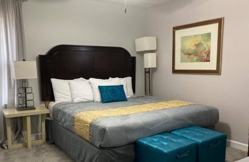 Cordova House | Mansion mostly King Beds fronting Golf Course near Mall
