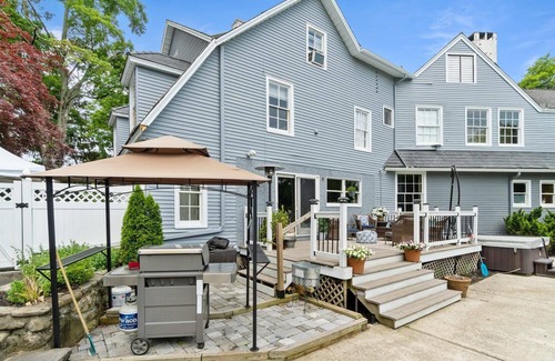 Cornwall House | Mansion Overlooking the Storm King Mountain, with a Firepit and Hot Tub