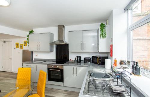 Wakefield Apartment | Manygates by Alt-Stay Accommodation - 4 Bed Ground Floor Apartment Ideal For Workforces & Relocations - Weekly & Monthly Rates Available