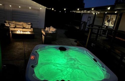 Ahwahnee House | Manzanita Hideaway Hot Tub Sunset views Yosemite