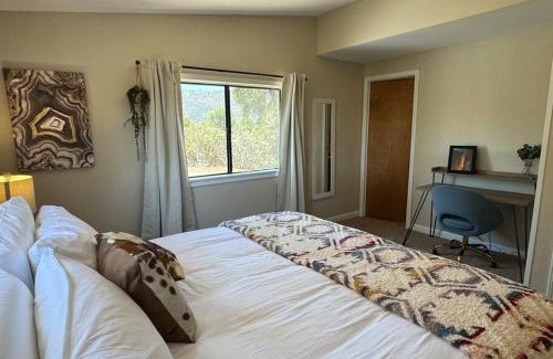 Ahwahnee House | Manzanita Hideaway Hot Tub Sunset views Yosemite