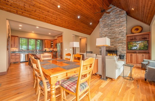 Pisgah Forest House | Maple Cottage in Sutton Knob Upscale home with grill and deck