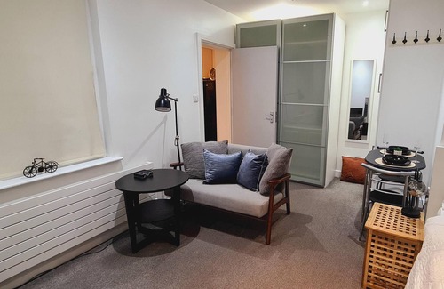 Woodside Apartment | Maple House - Inviting 1-Bed Apartment in London