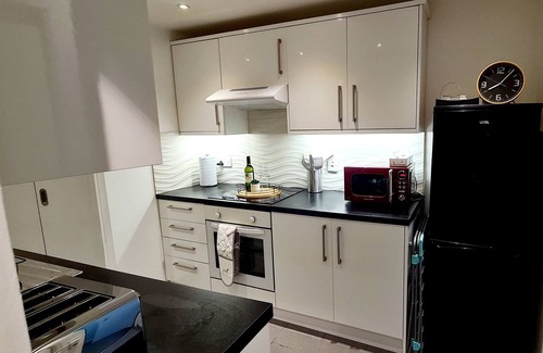 Woodside Apartment | Maple House - Inviting 1-Bed Apartment in London