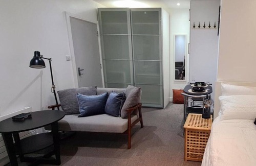 Addiscombe Apartment | Maple House - Spacious 1-Bed Apartment with breakfast in London