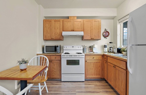 West Central Apartment | Maple Leaf Manor Suites