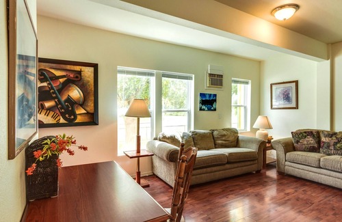 West Central Apartment | Maple Leaf Manor Suites - 2 bedroom Apartment queen ground floor