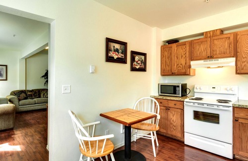 West Central Apartment | Maple Leaf Manor Suites - 2 bedroom Apartment queen ground floor