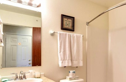 West Central Apartment | Maple Leaf Manor Suites - 2 bedroom Apartment queen ground floor