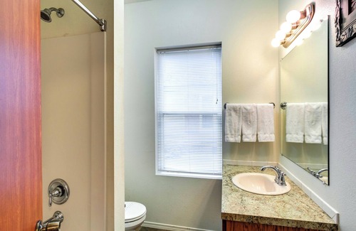 West Central Apartment | Maple Leaf Manor Suites - 2 bedroom Apartment queen ground floor