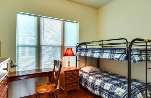 West Central Apartment | Maple Leaf Manor Suites - 2 bedroom Apartment queen ground floor