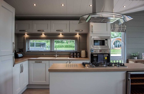 Pickering Ski Chalet | Maple Lodge | sleeps 6 - Hot Tub, Dog Friendly - 5* Visit England
