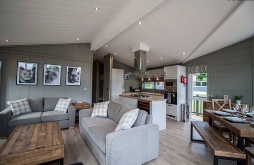 Pickering Ski Chalet | Maple Lodge | sleeps 6 - Hot Tub, Dog Friendly - 5* Visit England