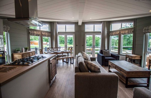 Pickering Ski Chalet | Maple Lodge | sleeps 6 - Hot Tub, Dog Friendly - 5* Visit England