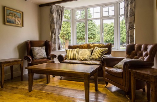 Crawley Hotel | Maple Manor Hotel