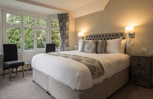 Crawley Hotel | Maple Manor Hotel