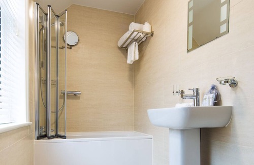 Crawley Hotel | Maple Manor Hotel