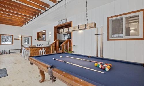 West Dover Ski Chalet | Maple Pine w Hot Tub Pool Table 3min to Mount Snow