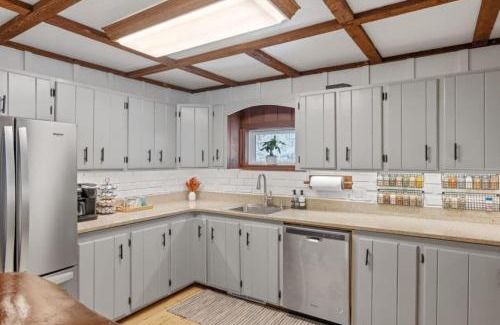 West Dover Ski Chalet | Maple Pine w Hot Tub Pool Table 3min to Mount Snow