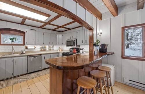 West Dover Ski Chalet | Maple Pine w/Hot Tub Pool Table 3min to Mount Snow