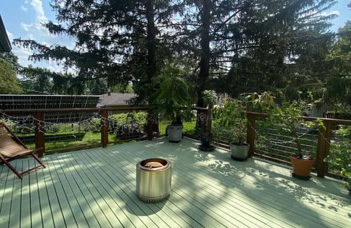 Viroqua House | Maple St. Eco Retreat-Free Daytime EV Charging!