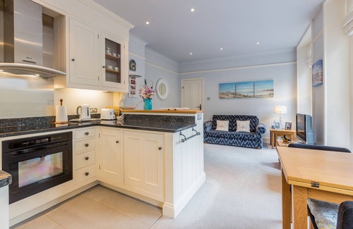 Chillington Cottage | MAPLE TREE VIEW, family friendly, with pool in Blackawton