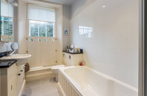 Chillington Cottage | MAPLE TREE VIEW, family friendly, with pool in Blackawton