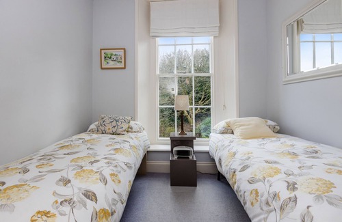 Chillington Cottage | MAPLE TREE VIEW, family friendly, with pool in Blackawton