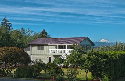Mount Vernon House | Maplehurst Farm Guest House Top Floor, Spectacular Views Of Mt Baker/Farmland