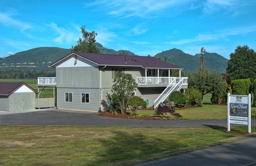 Mount Vernon House | Maplehurst Farm Guest House Top Floor, Spectacular Views Of Mt Baker/Farmland