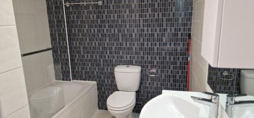 Agios Tychon Apartment | Marathon Beach Apartment with Shared Pool