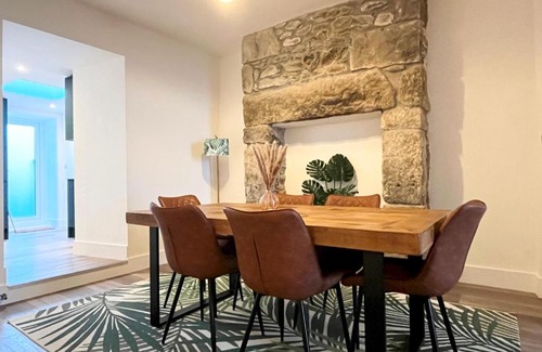 Marazion House | Marazion Charming Retreat for 6 with Social Garden