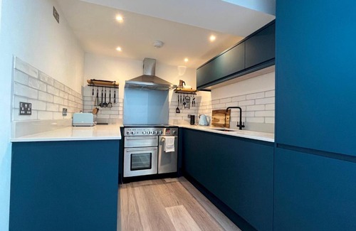 Marazion House | Marazion Charming Retreat for 6 with Social Garden
