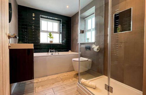 Marazion House | Marazion Charming Retreat for 6 with Social Garden