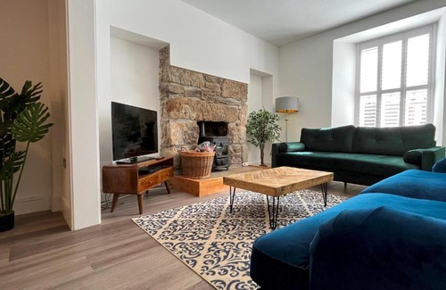 Marazion House | Marazion Charming Retreat for 6 with Social Garden