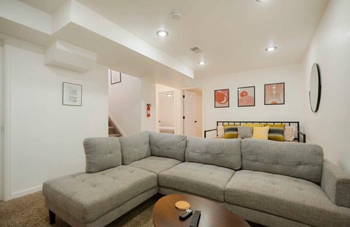 Northglenn House | @ Marbella Lane - 4BR Cozy & Comfy | Northglenn