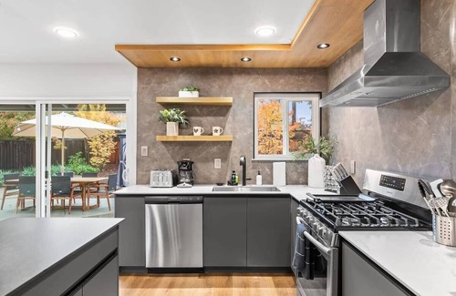 Hathaway House | @ Marbella Lane - Modern 3BROasis in SiliconValley