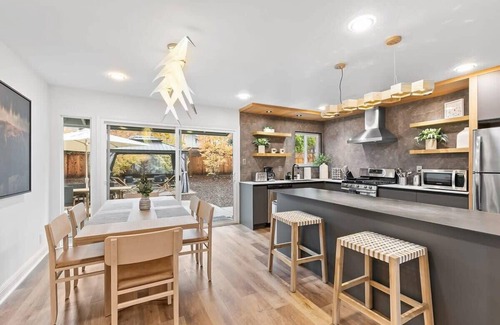 Hathaway House | @ Marbella Lane - Modern 3BROasis in SiliconValley