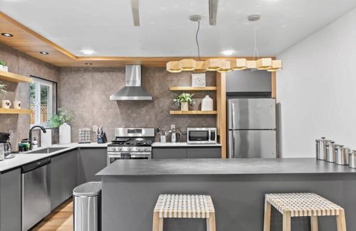 Hathaway House | @ Marbella Lane - Modern 3BROasis in SiliconValley