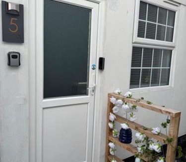 Gloucester Apartment | Marble blue flat, City of Gloucester